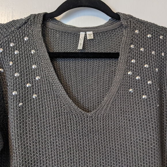 Gray open weave v-neck sweater with silver beaded embellishments- size medium - Picture 2 of 7